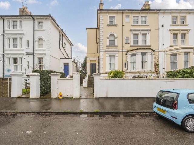 Flat for sale in Surbiton, Greater London