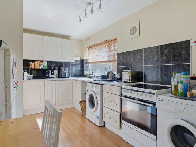 Flat for sale in Staines, Surrey