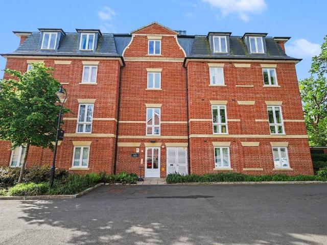 Flat for sale in Cockfosters, Greater London