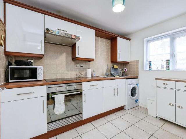 Flat for sale in Queens Park, Bedford