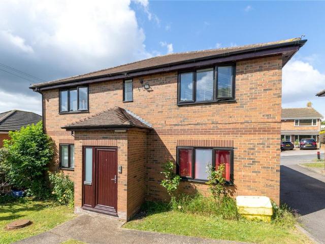 Flat for sale in Spring Park, Luton