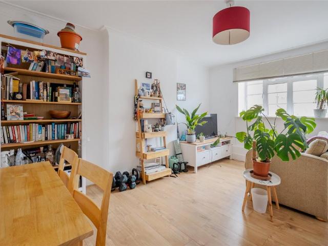 Flat for sale in Streatham, Greater London