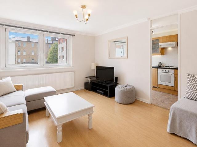 Flat for sale in Bromley-by-Bow, Bow