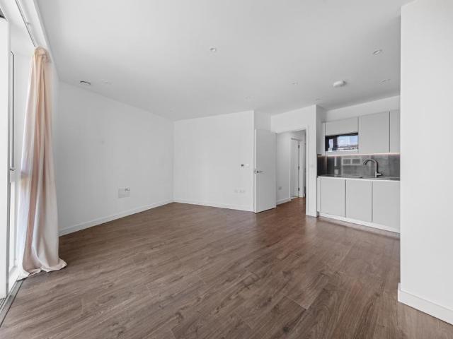 Flat for sale in Woodberry Down, Stoke Newington