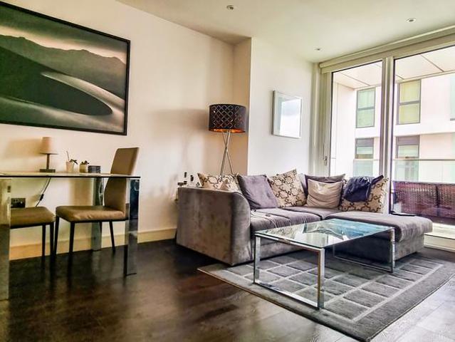 Flat for sale in Vauxhall, Greater London