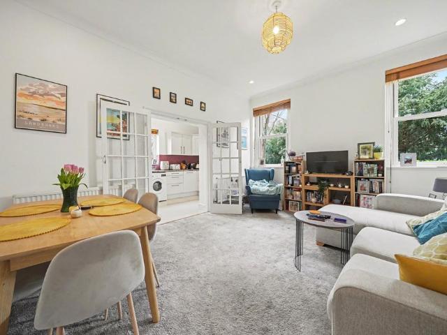 Flat for sale in Kilburn, Greater London