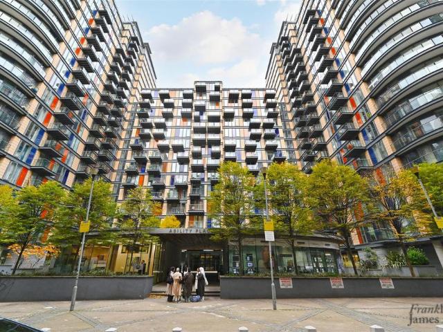 Flat for sale in Isle Of Dogs, Isle Of Man