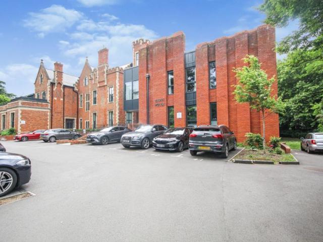 Flat for sale in Slough, Myrke