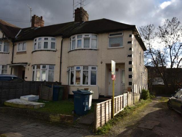 Flat for sale in Lane, Greater London