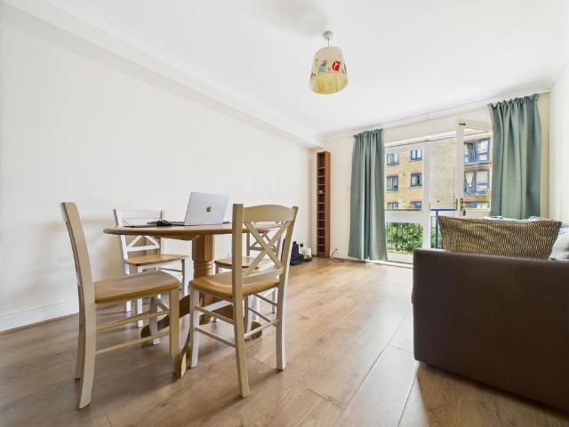 Flat for sale in Isle Of Dogs, Greater London