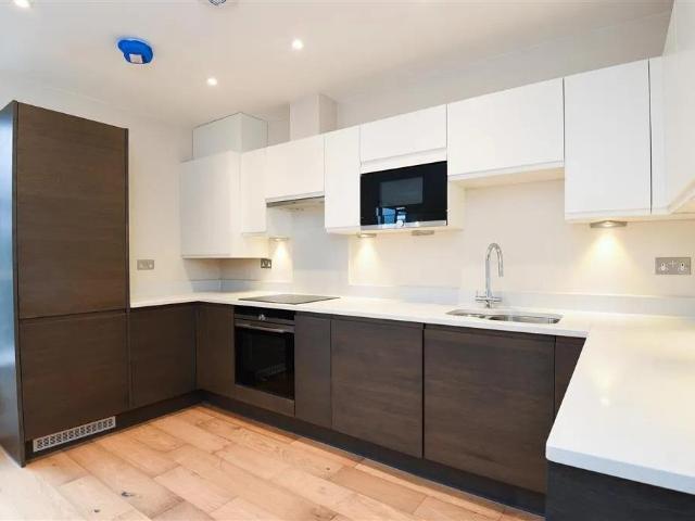 Flat for sale in London Borough of Hounslow, Greater London