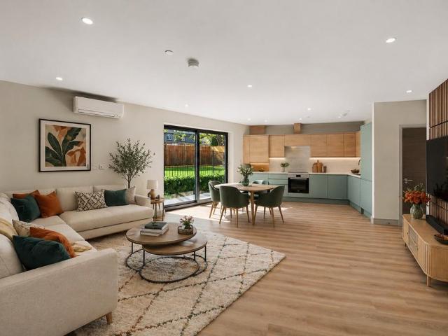 Flat for sale in London Borough of Hounslow, Greater London