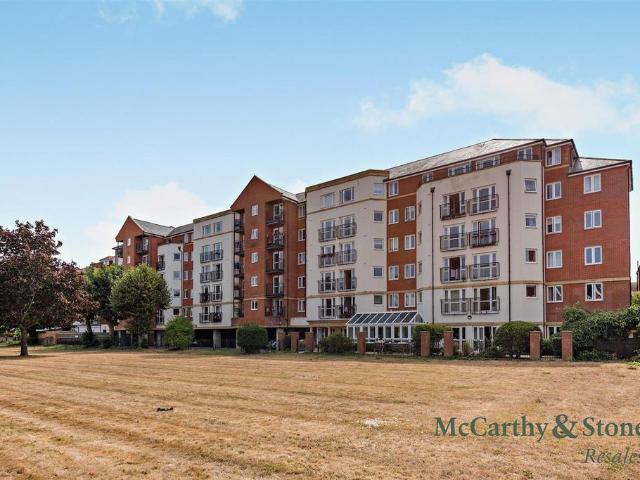 Flat for sale in Eastbourne, East Sussex