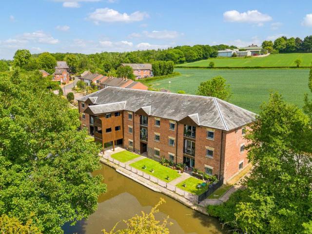 Flat for sale in Preston Brook