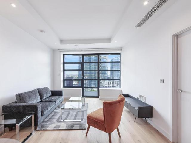 Flat for sale in London City Island, Blackwall