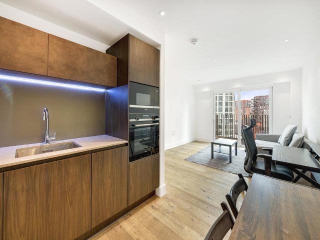 Flat for sale in Vauxhall, Greater London