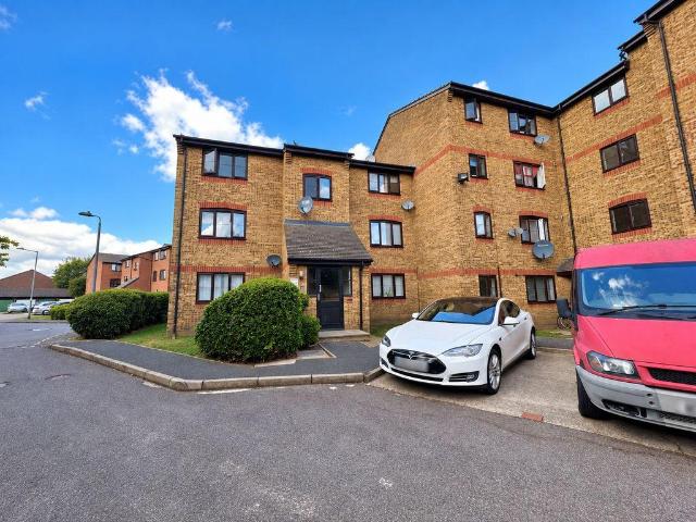 Flat for sale in Grays, Essex