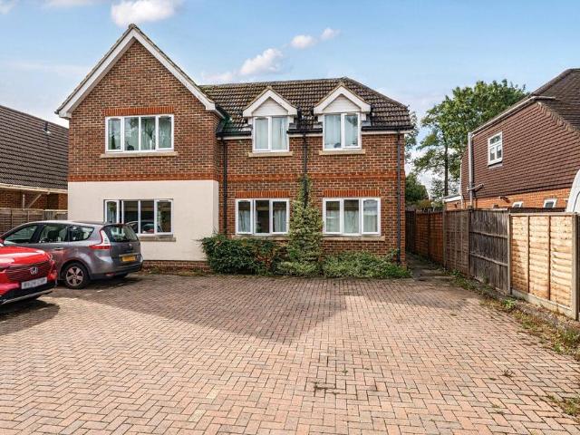 Flat for sale in Earley