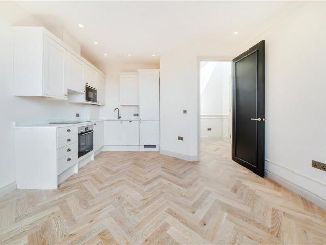 Flat for sale in London Borough of Ealing, Greater London
