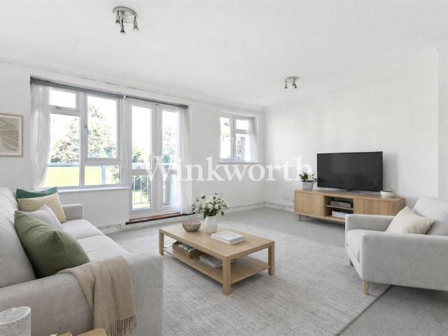Flat for sale in Southgate, Greater London