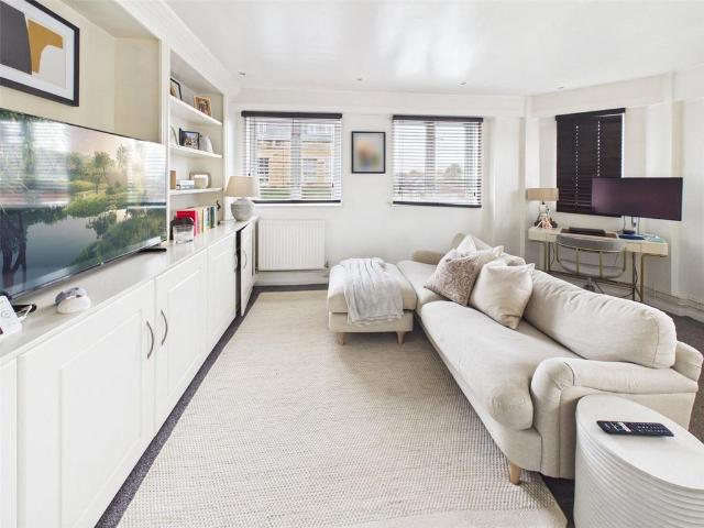 Flat for sale in London Borough of Richmond upon Thames, Greater London