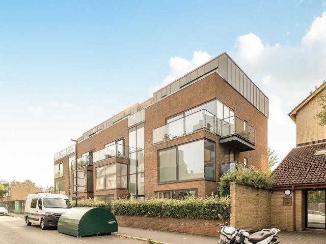 Flat for sale in Stockwell Park, Greater London