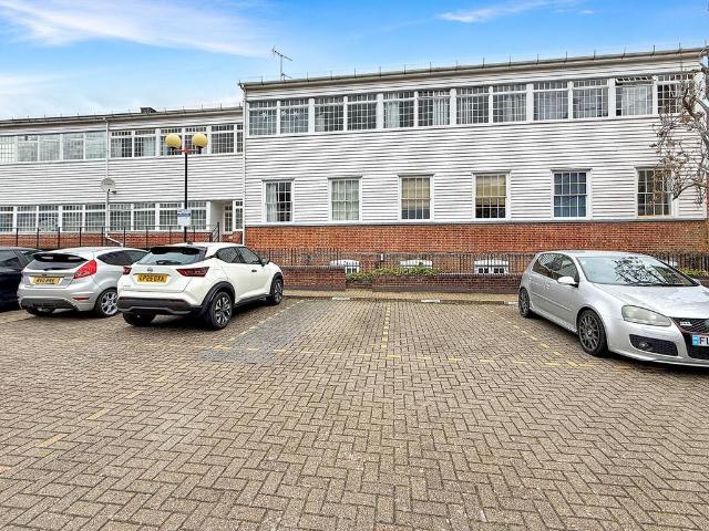 Flat for sale in Bocking, Chipping Hill
