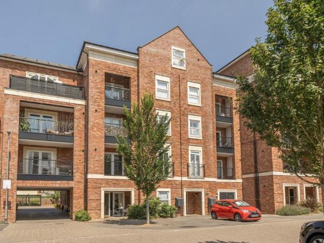 Flat for sale in Whetstone, Greater London