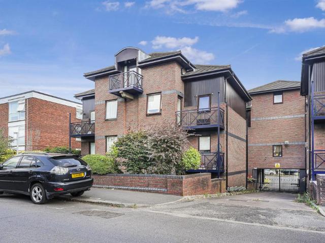 Flat for sale in Chingford, Greater London