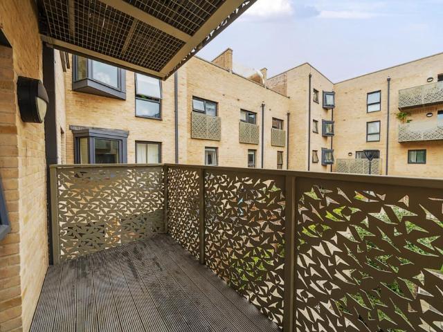 Flat for sale in Camberwell, Greater London