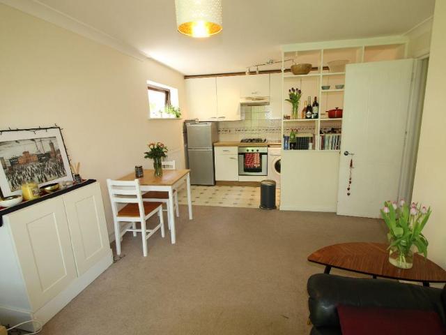 Flat for sale in Heol-las, Surrey