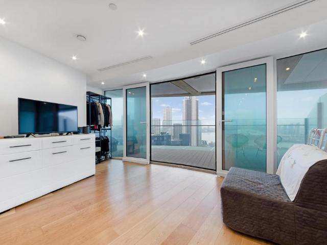 Flat for sale in Isle Of Dogs, Isle Of Man