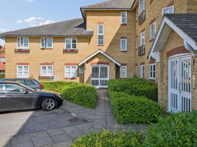 Flat for sale in Ashlyns Estate, Pouchen End