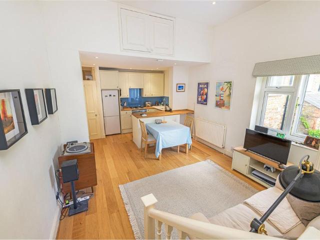 Flat for sale in Summerstown, Greater London