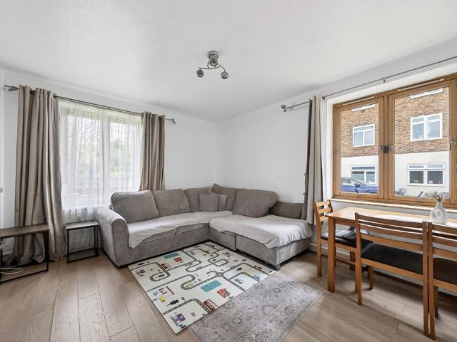 Flat for sale in Dulwich, Greater London