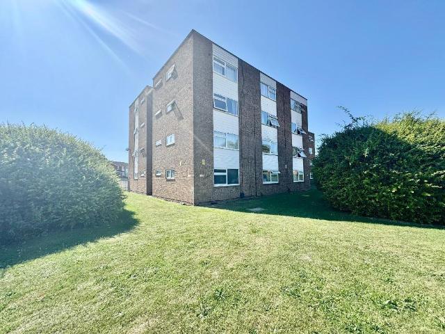 Flat for sale in Spring Park, Luton