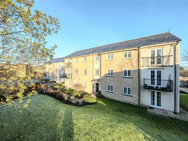 Flat for sale in Churwell, West Yorkshire