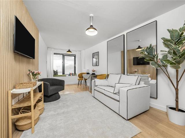 Flat for sale in London Borough of Merton, Collier's Wood