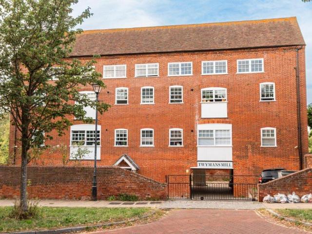 Flat for sale in Oad Street, Kent