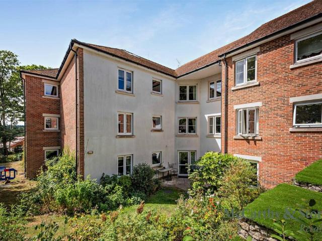 Flat for sale in Uckfield, Cross In Hand