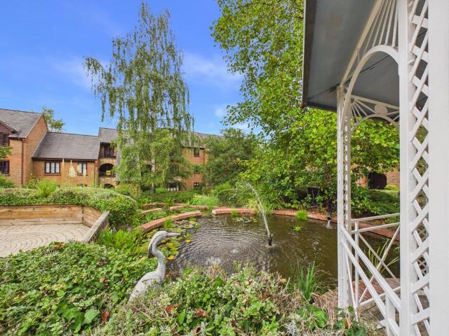 Flat for sale in Beaconsfield and Chepping Wye Community Board, Loudwater