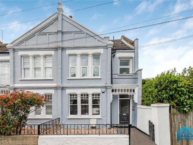 Flat for sale in Hornsey, Greater London