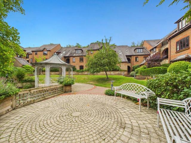 Flat for sale in Chepping Wycombe, Loudwater