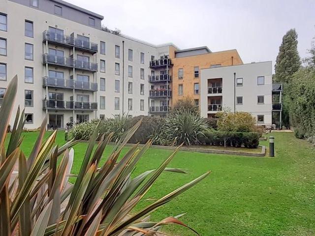 Flat for sale in Summerstown, Greater London