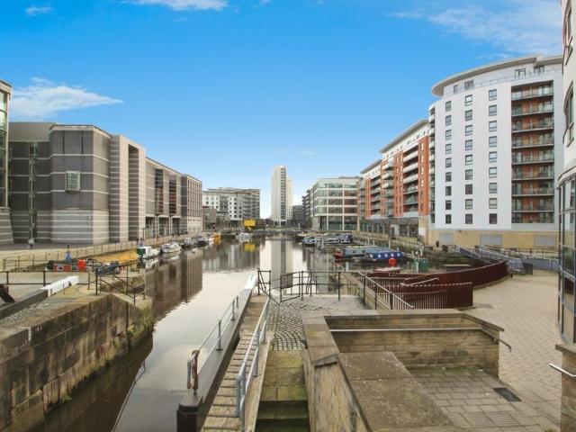 Flat for sale in Richmond Hill, West Yorkshire