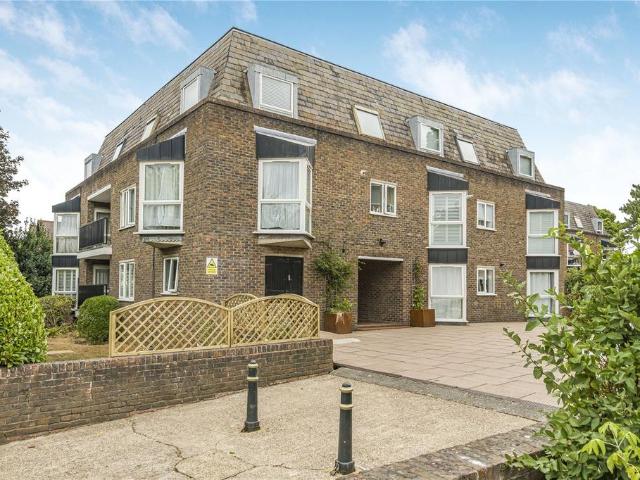 Flat for sale in Strawberry Hill, Greater London