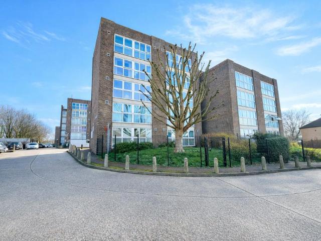 Flat for sale in London Borough of Hounslow, Greater London