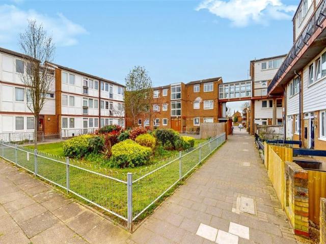 Flat for sale in Maryland, Greater London