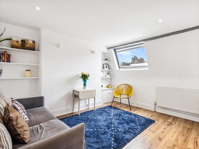 Flat for sale in Clapham Junction, Greater London