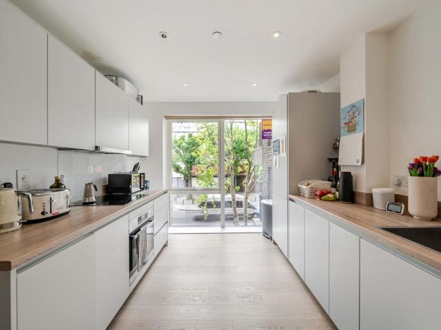 Flat for sale in Camberwell, Greater London